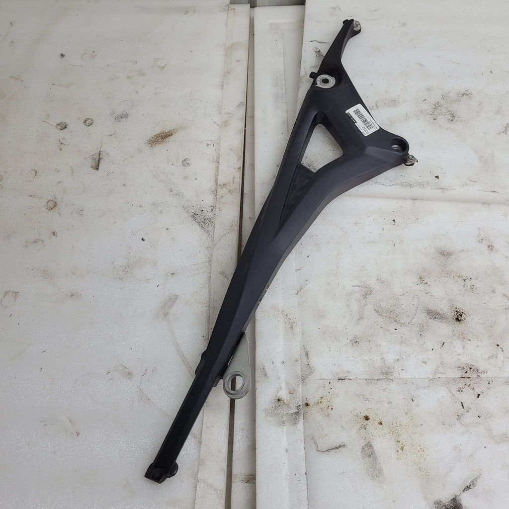rear frame (r.h.)